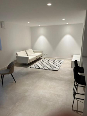 Möbiliertes Luxus-Souterrain Apartment